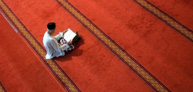 الصحابي المعروف بأنه حسن الصوت بالقران رضي الله عنه