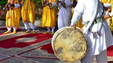 تعبير عن اللباس التقليدي الجزائري وتقاليد الشعب