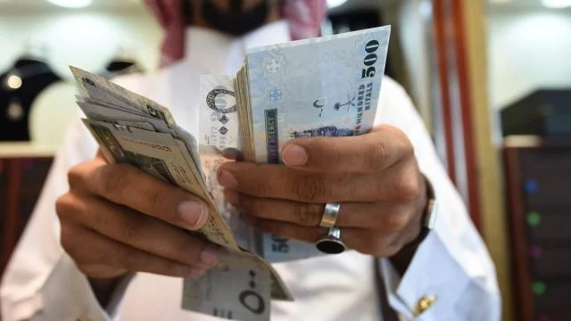 سلم الرواتب في السعودية: تفاصيل أجور الموظفين والعمال الوافدين في مختلف القطاعات لعام 2025 (تحديثات جديدة) 1 سلم الرواتب في السعودية
