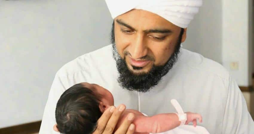 كيفية الأذان والإقامة في أذن المولود عند السنة 1 كيفية الأذان والإقامة في أذن المولود عند السنة