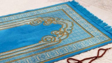 هل يجوز كتابة الاسم على سجادة الصلاة