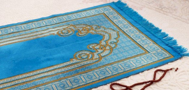 هل يجوز كتابة الاسم على سجادة الصلاة؟! حكم تطريز الاسم على سجادة الصلاة 1 هل يجوز كتابة الاسم على سجادة الصلاة