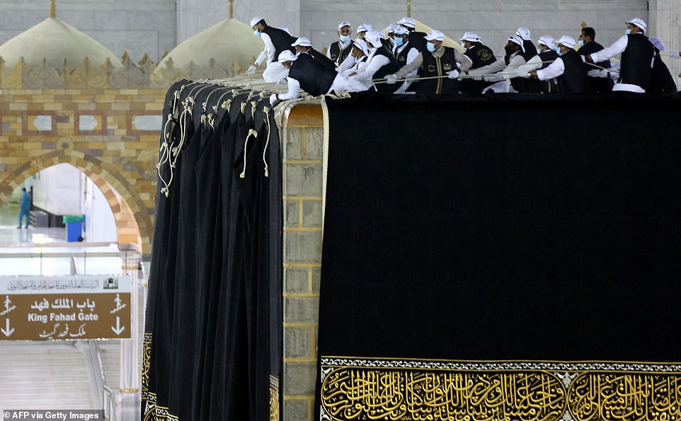 أغلى ثوب في العالم.. كم تبلغ تكلفة كسوة الكعبة وأين يتم صناعتها 1 تكلفة كسوة الكعبة